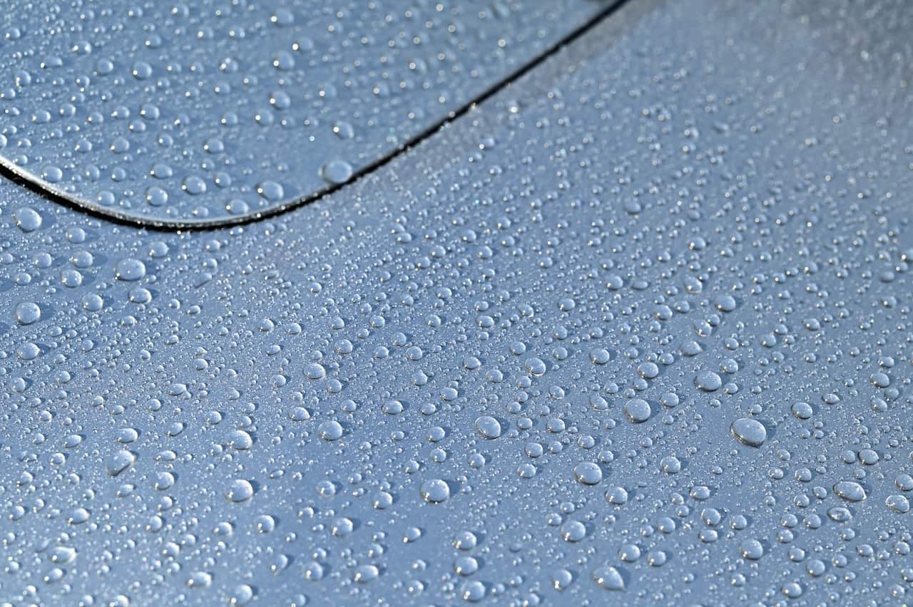 車の上の水玉